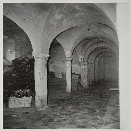 Photographie des anciens bâtiments de l'abbaye Notre-Dame du Marché, reconvertie en quartier de cavalerie, avant démolition : vue intérieure de la salle capitulaire. Photographie, vers 1965. (Médiathèque Luxembourg, Meaux. Fonds Endrès )