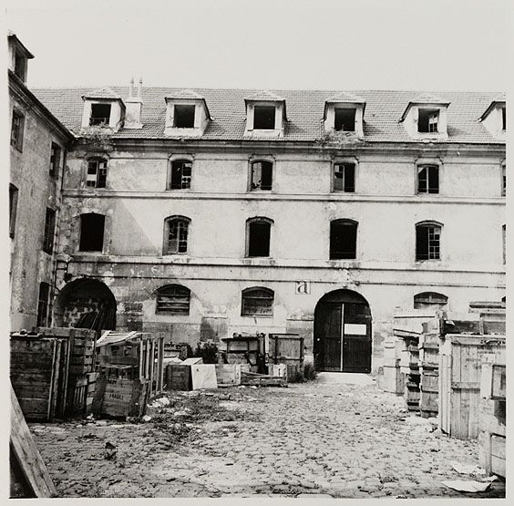 Photographie des anciens bâtiments de l'abbaye Notre-Dame du Marché, reconvertie en quartier de cavalerie, avant démolition : vue extérieure. Photographie, vers 1965. (Médiathèque Luxembourg, Meaux. Fonds Endrès )