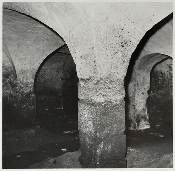 Photographie des anciens bâtiments de l'abbaye Notre-Dame du Marché, reconvertie en quartier de cavalerie, avant démolition : vue intérieure de la cave. Photographie, vers 1965. (Médiathèque Luxembourg, Meaux. Fonds Endrès )