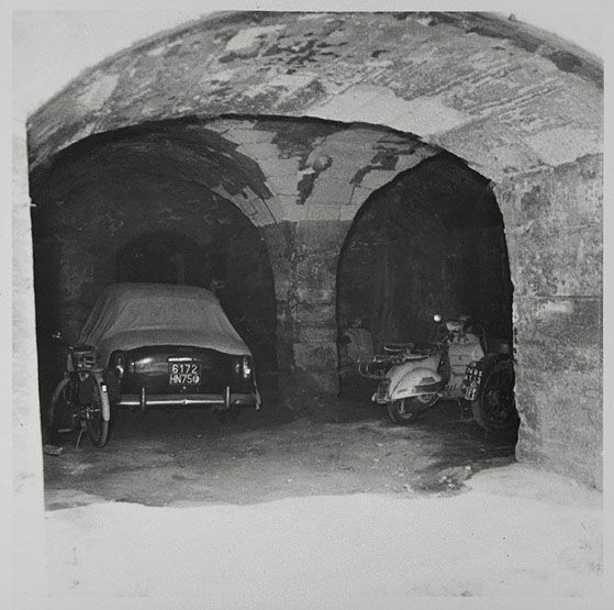 Photographie des anciens bâtiments de l'abbaye Notre-Dame du Marché, reconvertie en quartier de cavalerie, avant démolition : vue intérieure de la cave. Photographie, vers 1965. (Médiathèque Luxembourg, Meaux. Fonds Endrès )