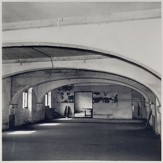 Photographie des anciens bâtiments de l'abbaye Notre-Dame du Marché, reconvertie en quartier de cavalerie, avant démolition : vue intérieure du dortoir. Photographie, vers 1965. (Médiathèque Luxembourg, Meaux. Fonds Endrès )