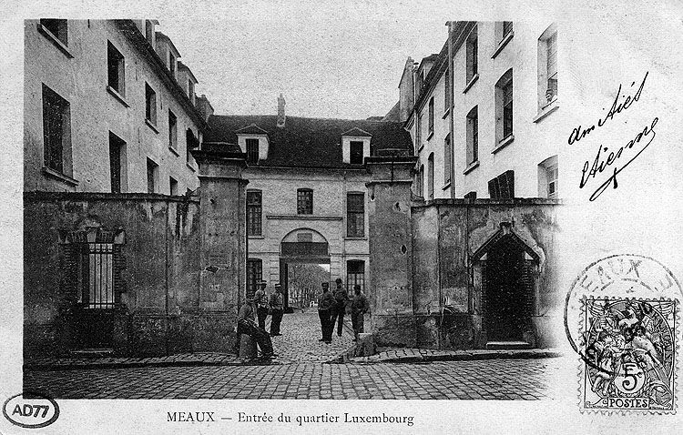 L'entrée du quartier de cavalerie, vers 1900. Carte postale, vers 1900. (AD Seine-et-Marne. 2 Fi 12571)