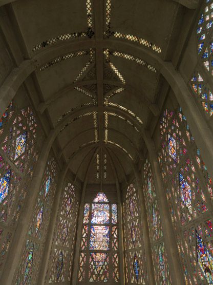 Vue d'ensemble de la nef et de la voûte.
