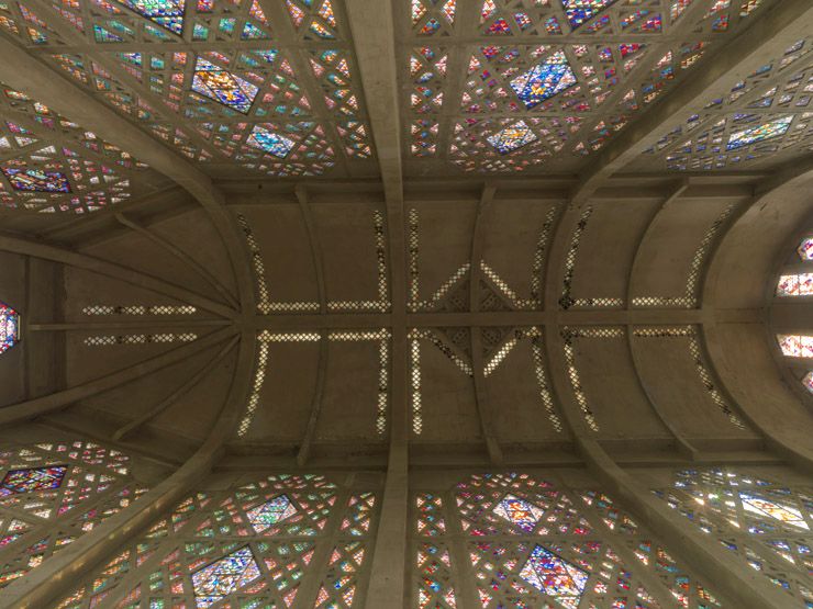 Vue en contre plongée de la voûte de l'église.