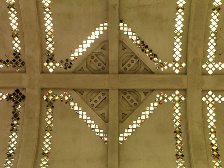 La voûte de l'église incrustée de dalles de verre en forme géométrique.