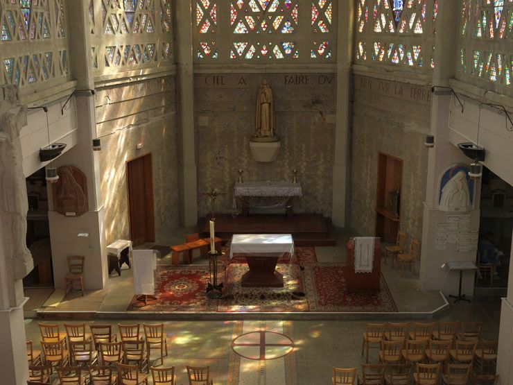 La statue Sainte Thérèse de l'Enfant Jésus qui domine le choeur.
