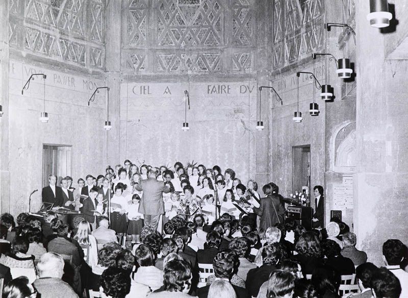 Lors d'une cérémonie à l'église Sainte Thérèse.  Photographie, vers 1930. (AM Aubergenville).
