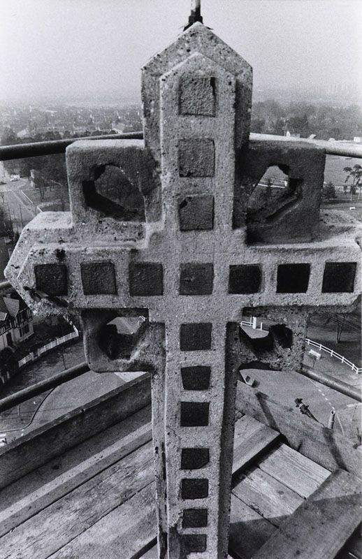 Croix de l'église à Elisabethville construite et sculptée en ciment armé. Photographie, vers 1929. (AM Aubergenville).