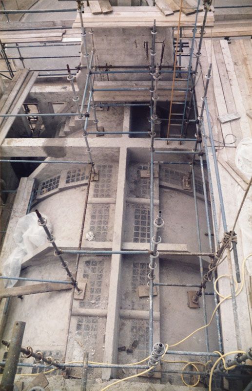 Chantier de réhabilitation de l'église Sainte Thérèse de l'enfant Jésus en 1986. Photographie, 1980. (AM Aubergenville).