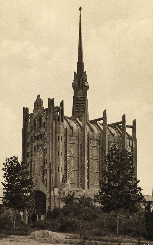 Vue latérale de l'église Sainte Thérèse à Elisabethville à sa construction. Photographie, vers 1929. (AM Aubergenville).