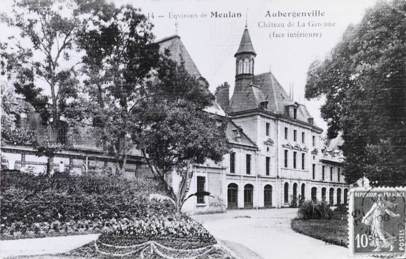 La façade antérieure. Carte postale, vers 1920. (AM Aubergenville).