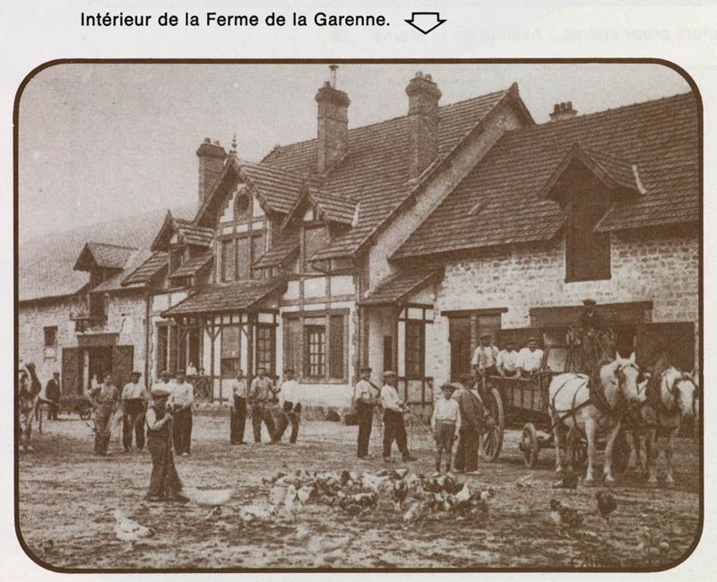 Vue de l'intérieur de la ferme avec les employés. Carte postale, vers 1920. (AM Aubergenville).