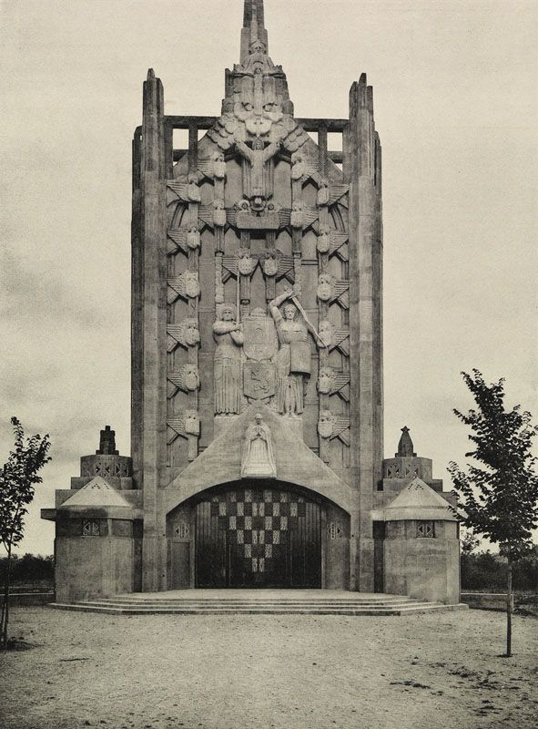 Façade de l'église Sainte Thérèse d'Elisabethville. Photographie, vers 1929. (AM Aubergenville). ; Façade de l'église Sainte Thérèse d'Elisabethville. Photographie, vers 1929. (AM Aubergenville). ; Lors de la pose de la première pierre. Photographie,  vers 1929. (AM Aubergenville).