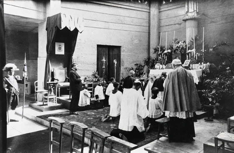 Lors de la célébration d'une messe en grande pompe à l'église Sainte-Thérèse. Photographie, vers 1929. (AM Aubergenville).
