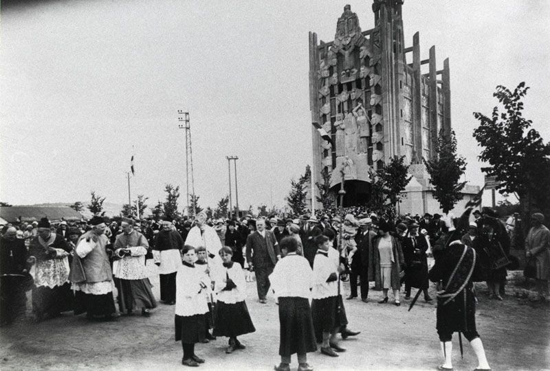 Cérémonie d'inauguration de l'église en présence du Curé commanditaire et des personnalités d'Elisabethville. Photographie, 1929 (AM Aubergenville).