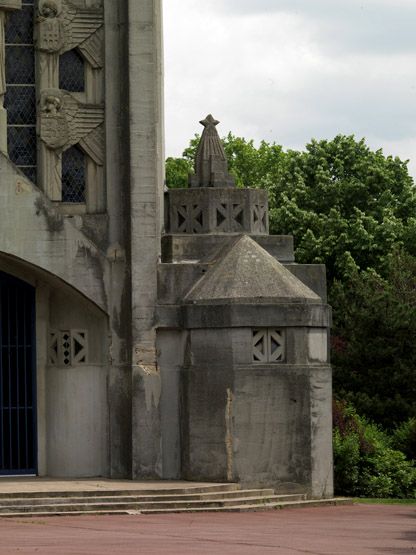 La chapelle des fonts baptismaux  surmontée de la croix voilée.
