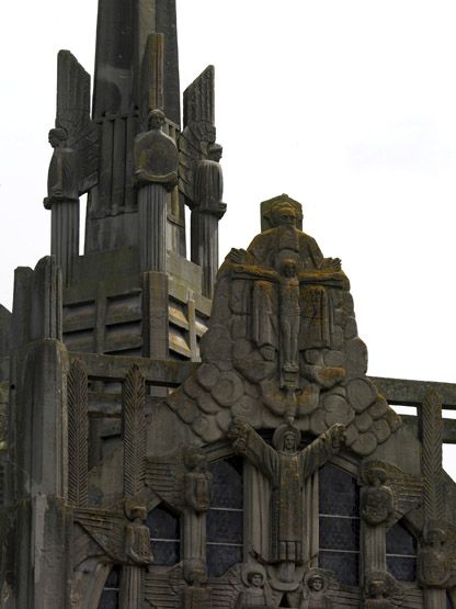 Partie supérieure de la façade de l'église.On y voit la Trinité.