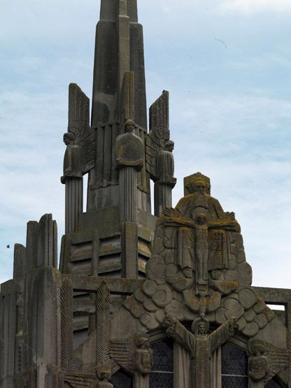 Sculpture de la façade de l'église. On y voit la Trinité et la base de la flèche.