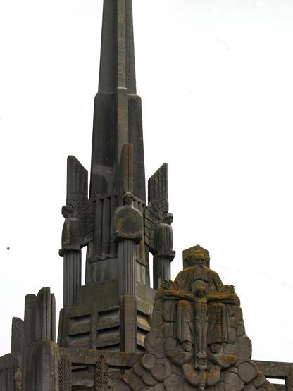 Sculpture de la façade de l'église. On y voit la base de la flèche.