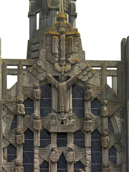 Sculpture de l'église Sainte-Thérèse. On y voit un vol d'anges tenant des écussons. Au dessus Sainte-Thérèse et encore au-dessus la Trinité.