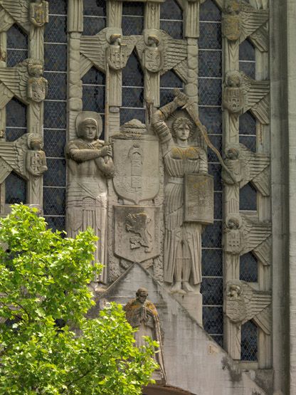 Sculpture de la façade de l'église. On y voit les figures et les statues des deux guerriers français et belge. C'est un hymne à l'amitié franco-belge.