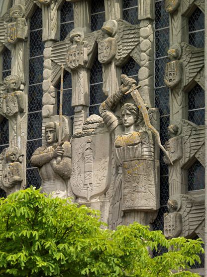 Sculpture de la façade de l'église.