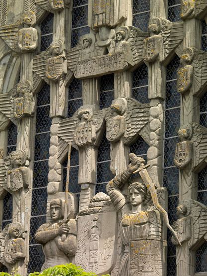 Sculpture de la façade de l'église.
