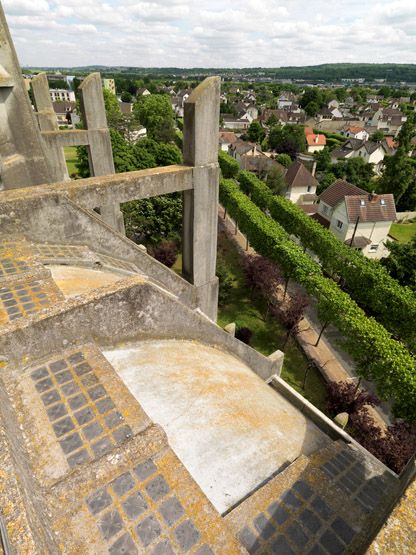 Système de contrebuttement et extrados de la voûte de l'église.