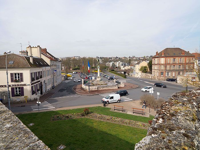 La partie nord-ouest du castrum, vue prise depuis la terrasse aménagée au sommet du rempart. En contrebas, la place Paul-Doumer a été aménagée sur les anciens fossés.