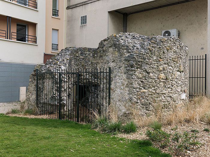 Vestiges de la "tour du Bourreau", dans l'angle sud-est de l'enceinte élargie de la rive droite, à l'angle de la rue du Tan et du quai Victor-Hugo.