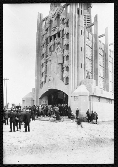 Façade latérale de l'église. Photographie, vers 1930. (IFA, Paris, Fonds Tournon).