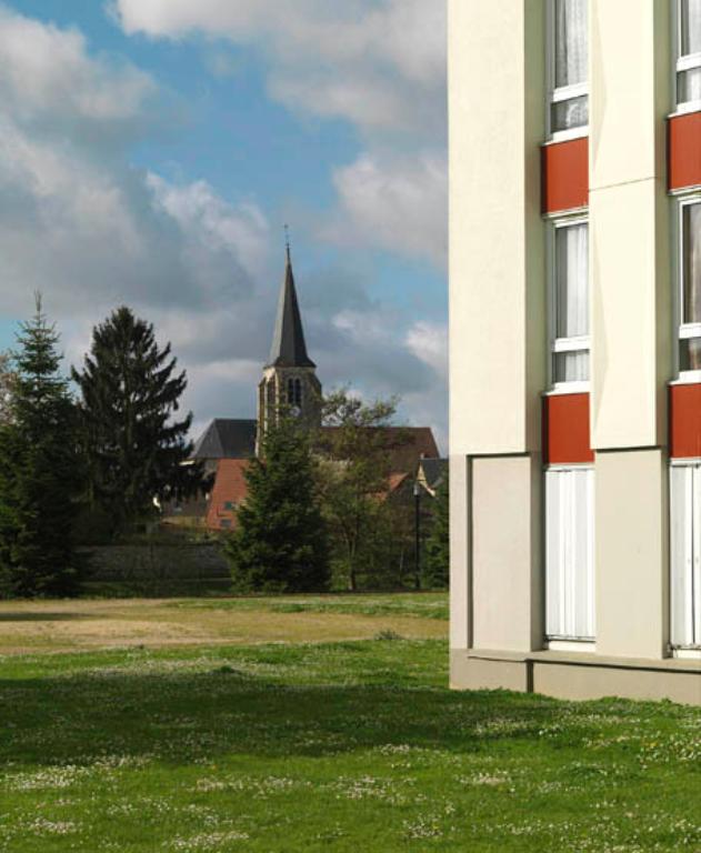 Vue générale de l'église Saint-Victor de Guyancourt depuis les immeubles du secteur du Château. 