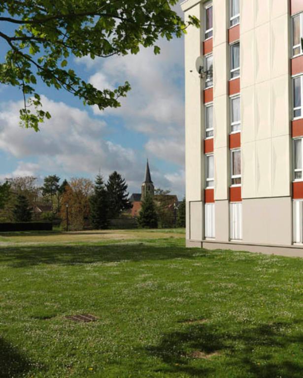 Vue générale de l'église Saint-Victor de Guyancourt depuis les immeubles du secteur du Château. 