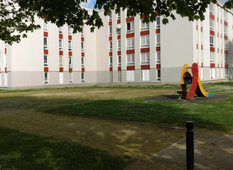 Vue générale des immeubles du secteur du Château avec, au premier plan, les aires de jeux pour enfants. 