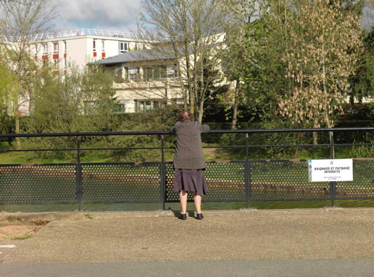 Vue générale du quartier du Pont-du-Routoir depuis les rives du bassin de retenue. 
