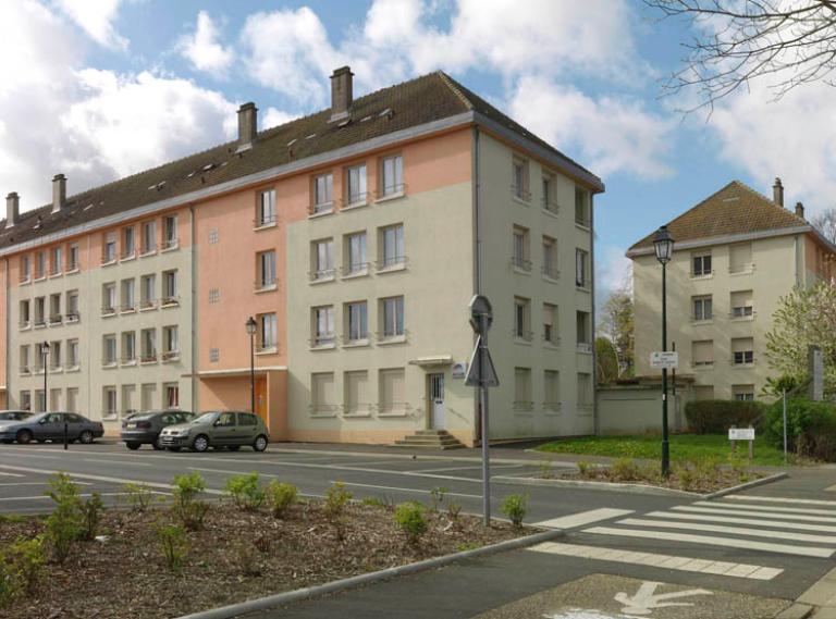 Vue générale, depuis la rue Jean Maillier, de l'ensemble de logements collectifs du square Ernest Defay, opération réalisée en 1968, ayant précédé la création du quartier du Pont-du-Routoir. 