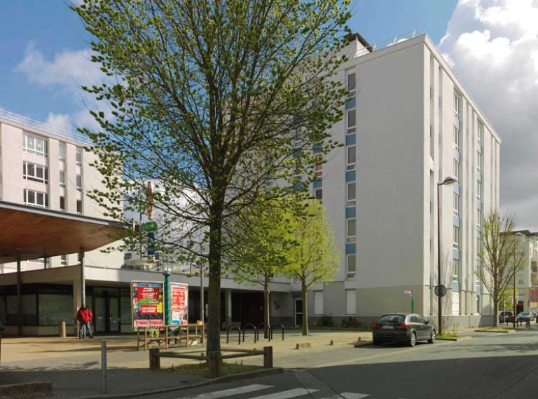 Les commerces de proximité situés au rez-de-chaussée des immeubles du secteur du Château. 