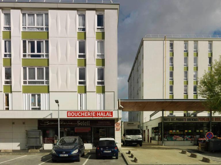 Boucherie hallal en rez-de-chaussée de l'un des immeubles du secteur du Château, place du Marché. 