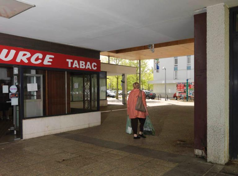 Les commerces de proximité ouvrant sur le patio intérieur, en direction de la rue Pasteur. 