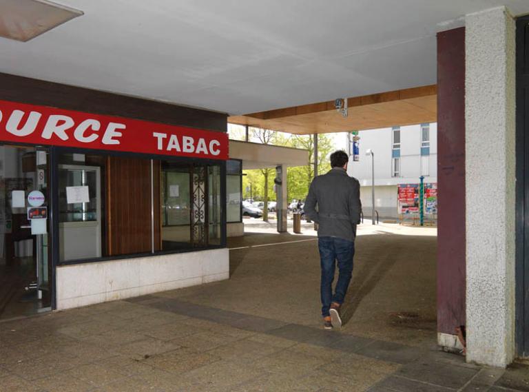 Les commerces de proximité ouvrant sur le patio intérieur, en direction de la rue Pasteur. 