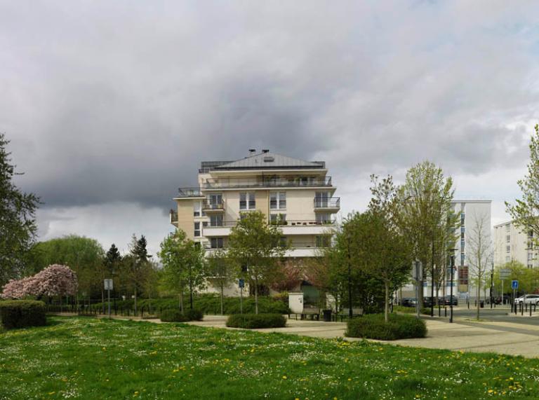 Vue générale d'un nouvel immeuble construit en 1996 dans le cadre de l'opération de la ZAC de Guyancourt II, destinée à désenclaver et redynamiser le quartier du Pont-du-Routoir. 