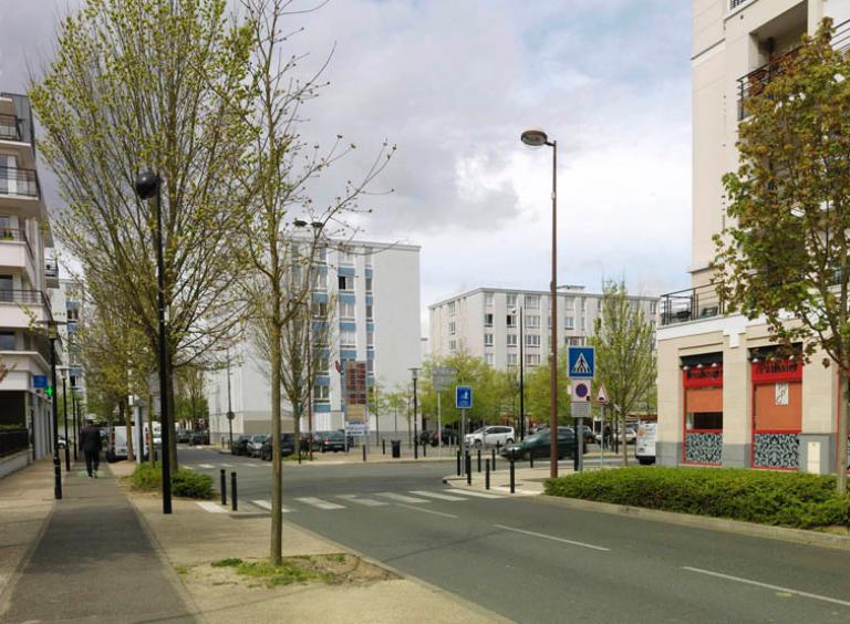 Vue générale de la nouvelle entrée de ville créée aux abords du centre commercial, dans le cadre de l'opération de rénovation du Pont-du-Routoir. 