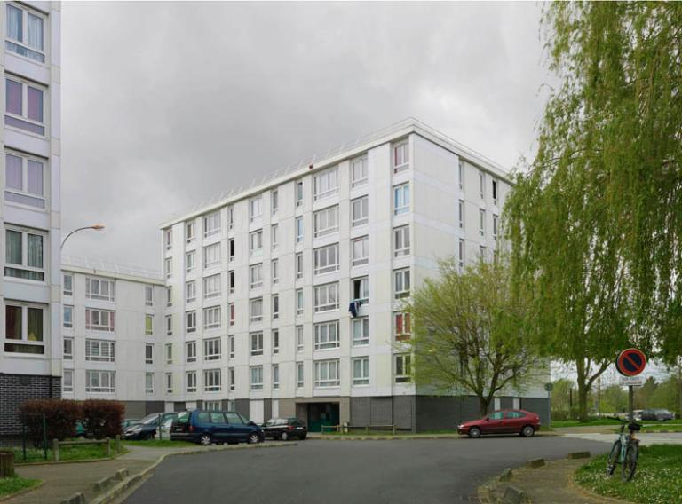 Un immeuble du secteur central, après la campagne de réhabilitation conduite par l'OPHLM de la ville de Versailles en 2008-2010. Les enduits des façades ont été refaits afin que se distinguent davantage les différents niveaux des bâtiments. 