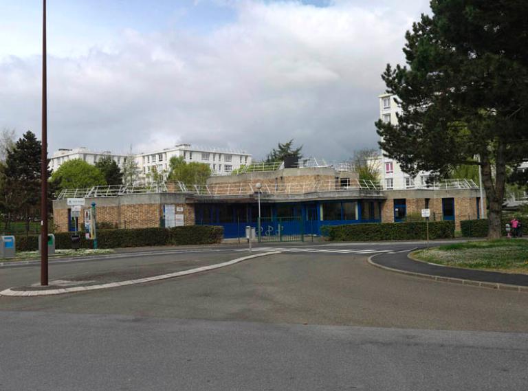 Vue générale de la Maison des jeunes et de la Culture, rue Neil Armstrong. 