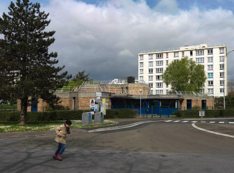 Vue générale de la Maison des Jeunes et de la Culture, actuel Espace Yves Montand. Elle a été bâtie en 1979 sur les plans des architectes Cordonnier, Ducrez et Santeff. 