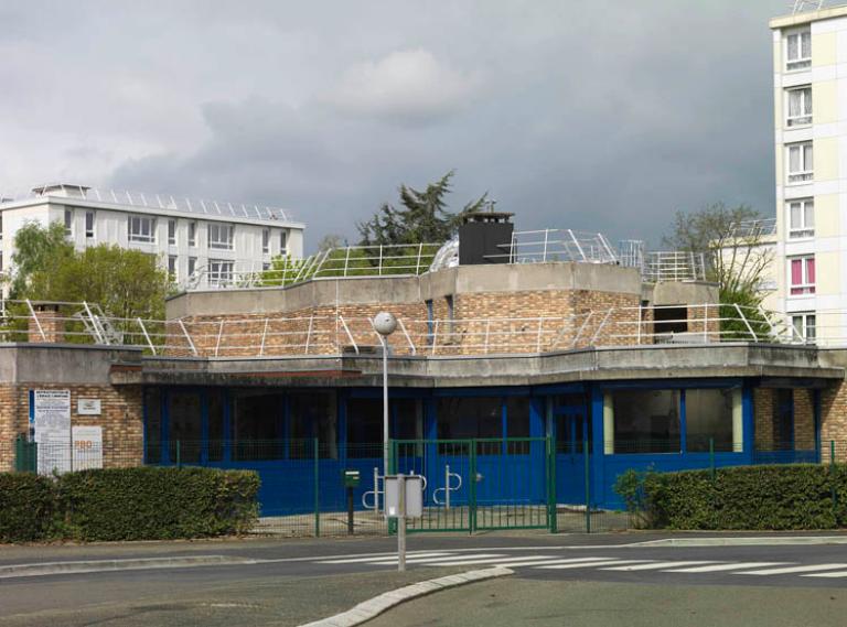 La Maison des Jeunes et de la Culture, caractérisée par son plan éclaté et ses structures alvéolaires. 