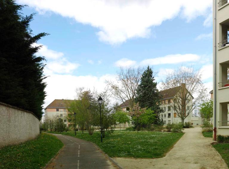 Les immeubles du square Defay, première opération (1968) de logements collectifs réalisée à Guyancourt par l'Office départemental d'HLM de Seine-et-Oise. 