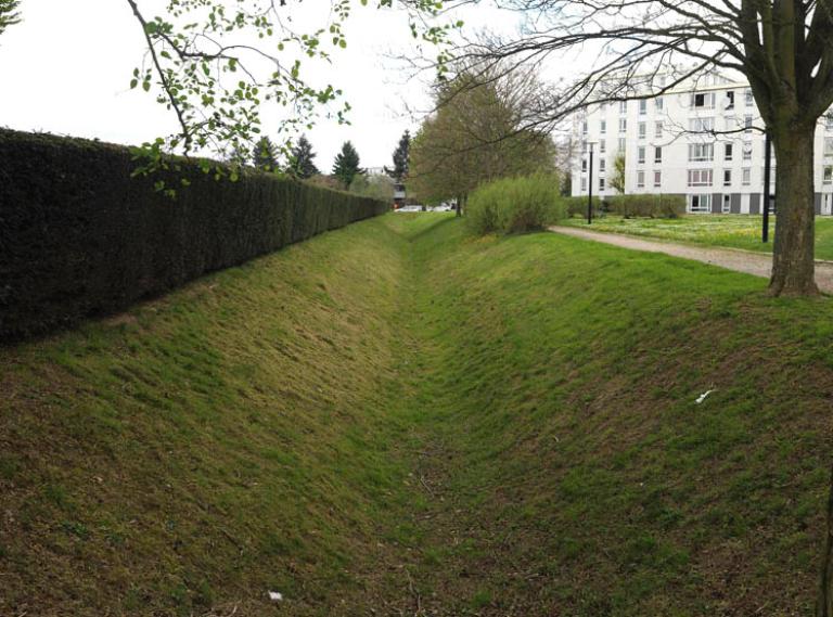 En surface, le tracé des ouvrages de régulation créés pour le bassin du Château est parfaitement lisible. 