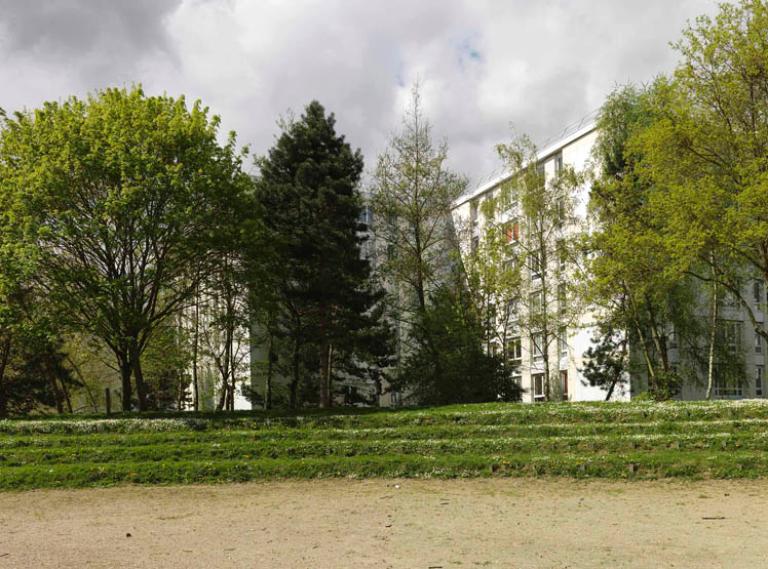 Le théâtre de verdure et ses gradins engazonnés. 