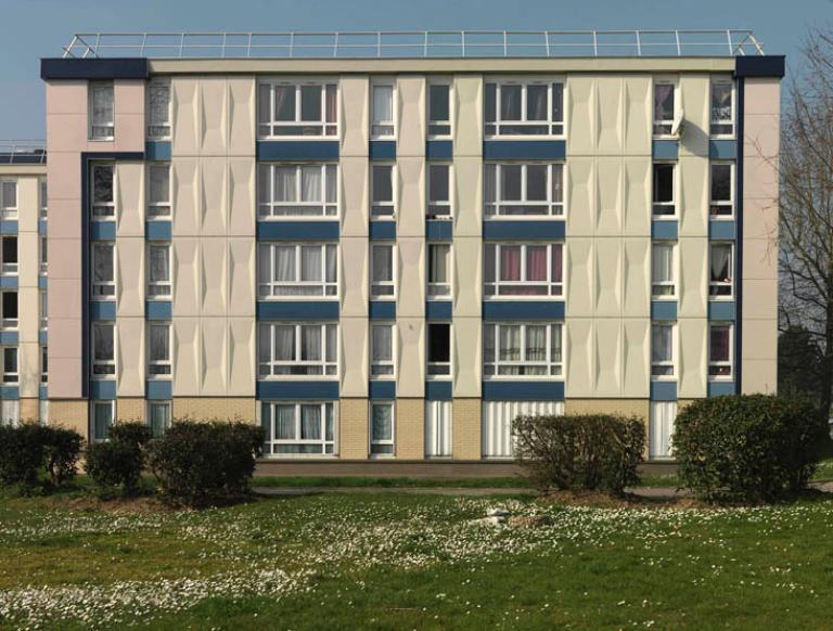 Les façades des immeubles, avec leurs panneaux préfabriqués à prisme concave. 